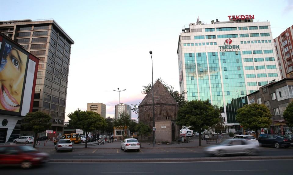 <p><strong> "Allah bir 64 yıl daha verse yine bu işi yaparım"</strong></p>

<p>Sarp, gençliğimden bu yana Allah dostlarının yattığı mekanlara ilgisi olduğunu, türbe bakımını da gönülden yaptığını dile getirdi.</p>
