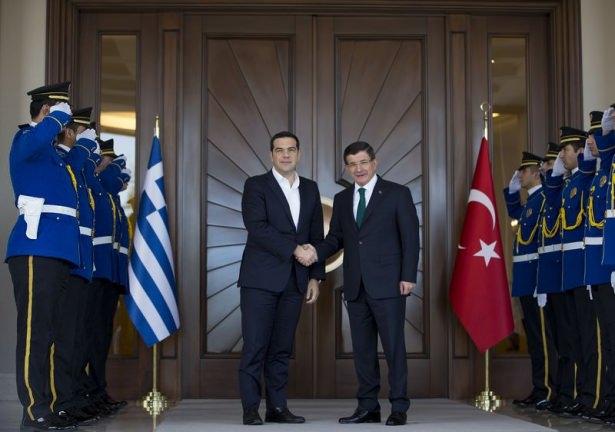 <p>Çalışma ziyareti için Türkiye'ye gelen Yunanistan Başbakanı Alexis Çipras, dün akşam Başbakan Ahmet Davutoğlu ile Türkiye-Yunanistan maçını izledi.</p>
<p> </p>
