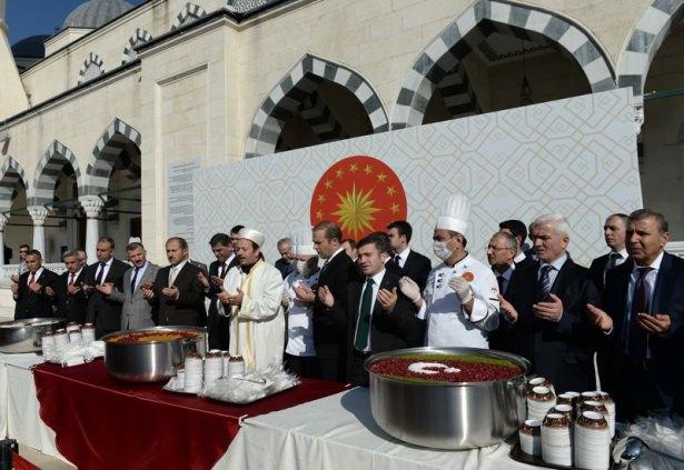 <p>Cumhurbaşkanlığı Sosyal Hizmetler Müdürlüğü, Muharrem ayı dolayısıyla Eyüp Sultan Meydanı'nda vatandaşlara aşure dağıtttı. Bir kazan aşure ise Cumhurbaşkanlığı forsu şeklinde süslendi.</p>
