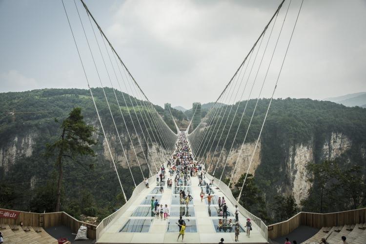 <p>Çin'in Hunan eyaletinde 13 gün önce açılan dünyanın en uzun ve en yüksek cam zeminli köprüsü yoğun turist sayısı nedeniyle bakıma alındı. </p>
