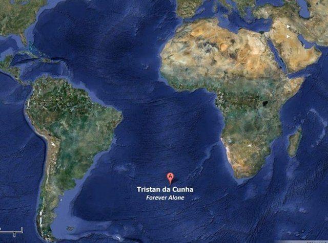 <p>Okyanus tarafından dış dünyadan izole edilmiş durumda ve çevresindeki suyun derinliği 3000-4000 metre civarında. Adada yerleşim sadece Edinburgh of the Seven Seas denilen merkezdedir. Adada havaalanı bulunmamakta, sadece küçük bir liman bulunmaktadır. Adada sosyal tesis olarak 1 okul, 1 hastahane, 1 postahane, 1 müze, 1 pastane, 1 bar ve 1 yüzme havuzu mevcuttur.</p>
<p> </p>