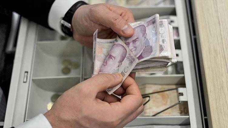 <p><strong>2) BORÇLAR İÇİN NASIL VE NEREYE BAŞVURULACAK?</strong></p>

<p>SGK'ya olan borçlar için elden veya posta yolu ile sigortalıların bulunduğu sosyal güvenlik il müdürlüklerine ya da merkezlere başvurulması gerekiyor. Vergi borçları için ise Gelir İdaresi'nin internet sitesine ya da ilgili vergi dairesine şahsen veya posta yolu ile yapılacak.</p>
