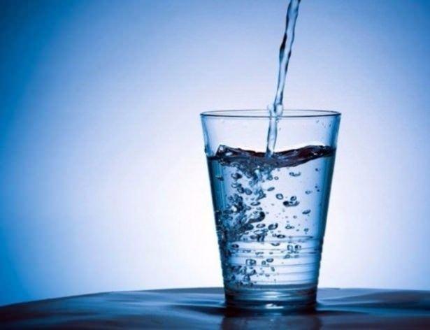 <p><strong>Burnunuz tıkalıysa... </strong><br />
Bir kaba ılık su koyun ve içine biraz tuz dökün. Bu tuzlu suyu hafifçe burnunuza çekip bırakın.</p>
