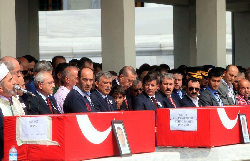 <p>Türkiye bugün Iğdır'daki PKK saldırısında şehit olan kahraman polislerini uğurladı. Ankaralı şehit polis Ali Koç ve Fehmi Şahin Kocatepe Camii'nden uğurlandı. </p>

<p> </p>
