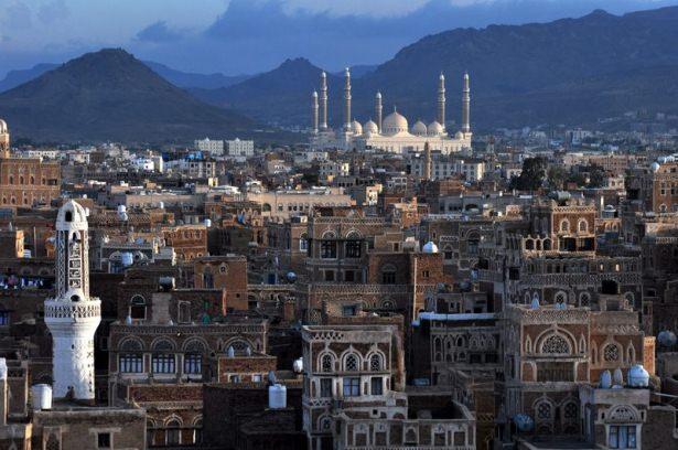 <p>Yemen mimarisinin olmazsa olmazı ''kameriyelerle'' süslü küçük pencereli eserler, Osmanlı mimarisindeki cumba ve ahşap pencere pervazları ile modern mimarinin içinde adeta ''zamanın durduğu'' izlenimini veriyor.</p>

<p> </p>
