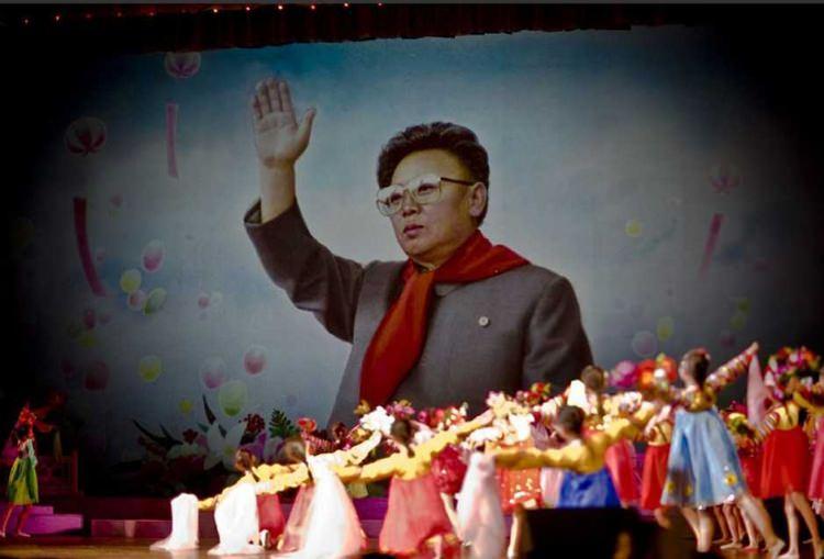 <p>Kuzey Kore'nin bir önceki lideri olan  Kim Sung Il'nin resminin önünde yapılan gösteri.</p>
