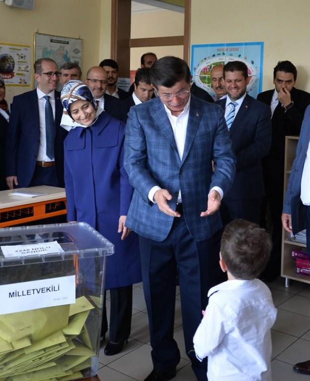 <p> Başbakan Ahmet Davutoğlu, memleketi Konya'da Şükrü Doruk Anadolu İmam Hatip Kız Lisesi'nde oyunu kullandı.</p>
