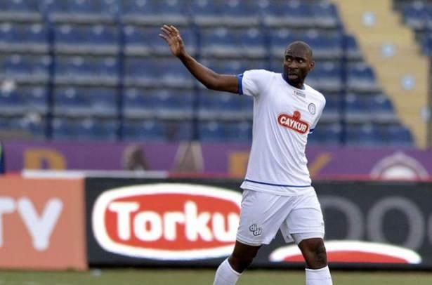 <p>LEONARD KWEUKE<br />
<br />
Bu sezon Süper Lig'in 18. haftasında Gençlerbirliği'nin ağlarını sarsan Çaykur Rizesporlu Kweuke, gol sevinci sırasında sakatlanmıştı.</p>