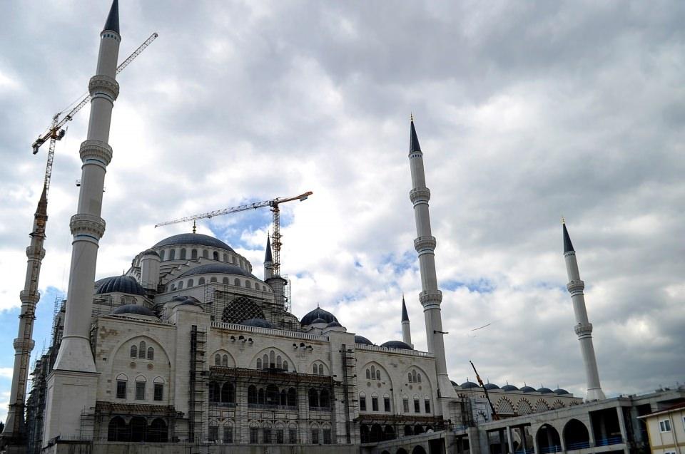 <p>İstanbul’un yeni simgelerinden Çamlıca Camii’nin yıl sonunda ibadete açılabilmesi için çalışmalar hızla sürüyor.</p>

<p> </p>
