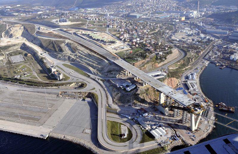 <p>Otoyolun tamamının, mevcut devlet yoluna göre mesafeyi 95 kilometre kısaltacak olmasının sağlayacağı avantajlar fizibilite çalışmalarında hesaplanırken, bunun sonucunda 8-10 saatlik mevcut ulaşım süresinin 3-3,5 saate inmesi ve karşılığında yılda 650 milyon dolar tasarruf sağlanması öngörülüyor.</p>
<p> </p>