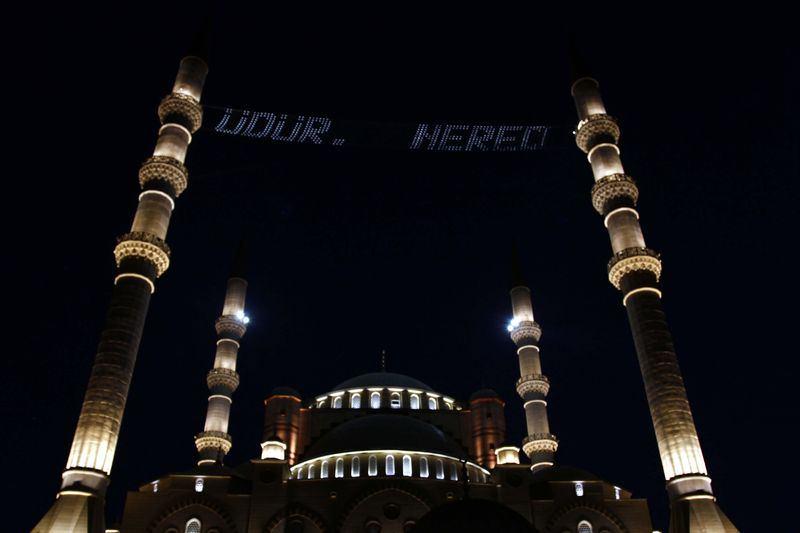 <p><strong>"Nikah salonu açmak istiyoruz"</strong><br />
Kent içinden ve dışarıdan camiye gezmek için gelenlerin olduğunu aktaran Şirikçi, gelen heyetlere camiyi gezdirdiklerini ve camiyle ilgili bilgiler verdiklerini anlattı.</p>
