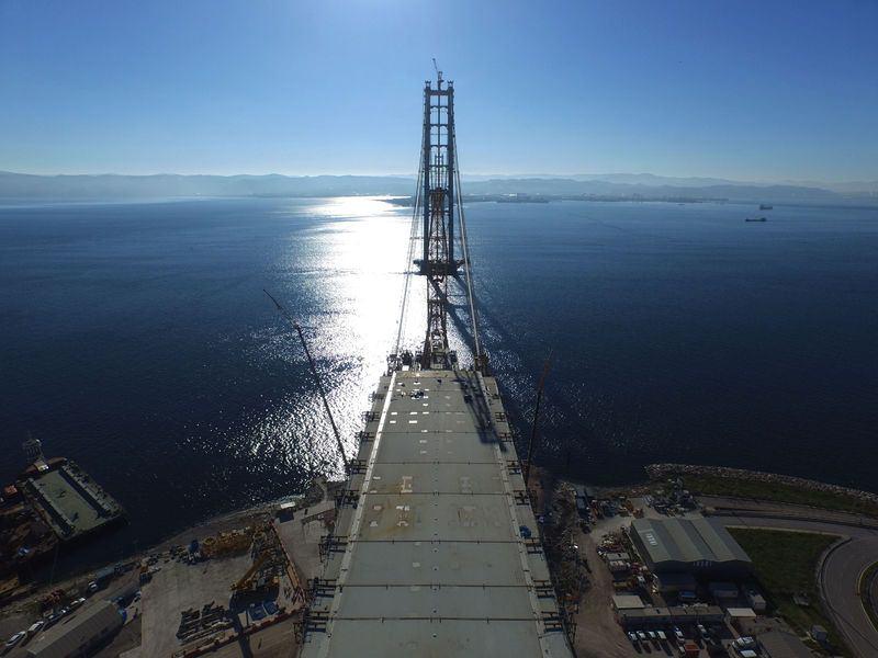 <p>Ulaştırma, Denizcilik ve Haberleşme Bakanı Binali Yıldırım’ın 2016 yılının Nisan ayında ulaşıma açılacağını açıkladığı İzmit Körfez Geçiş köprüsünde kara üzerindeki son tabliye dev yüzer vinç tarafından yerine yerleştirildi.</p>
