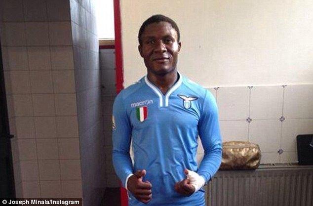 <p>Geçtiğimiz günlerde sosyal medyada çıkan resimleri ile yaşından oldukça büyük olduğu iddia edilen Lazio'nun 17 yaşındaki oyuncusu Joseph Marie Minala, söylentilere adeta ateş püskürdü</p>
