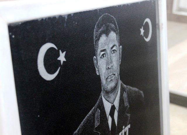 <p>Bir süre sonra Şahin gelip tugay komutanının öldüğünü söyledi. Özel Hava Alay Komutanlığı’ndaki timde yer alan Ahmet Kemal Yüzbaşı, Hüseyin Başçavuş’u arayıp, ‘Tugay ve tabur komutanının hain olduğunu, emir almamamızı, Zekai Paşa’nın emri olduğunu, bir olay yaparlarsa öldürmemizi’ söyledi. O sırada her şeyi öğrenmiş olduk.</p>