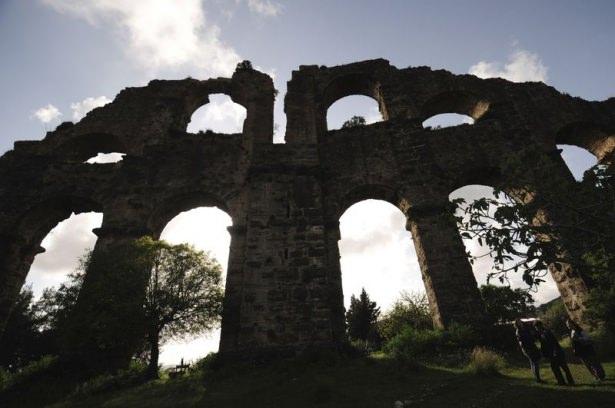 <p>Aspendos'ta bulunan bir yazıt, yerli ve yabancı turistlerin ziyaret ettiği vazgeçilmez mekanlar arasında yer alan su kemerlerinin Tiberius Claudius Italicus tarafından yaptırıldığını ve şehrin hizmetine sunulduğunu anlatıyor.</p>

<p> </p>
