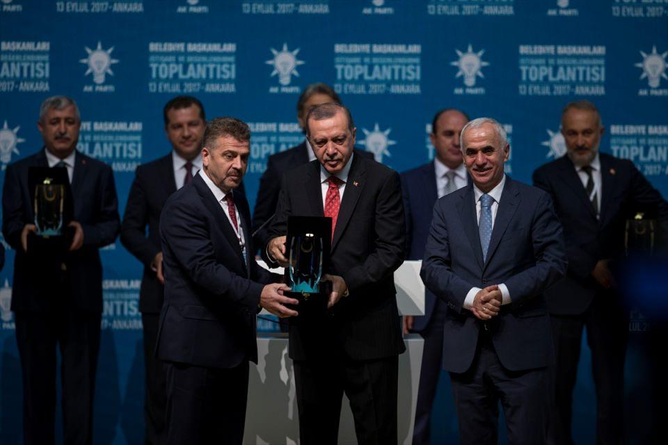 <p>Gümüşhane Belediye Başkanı Ercan Çınar (solda) ödül aldı.</p>