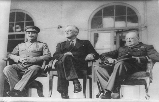 <p>Fotoğraflarda devasa bir görüntü çizen liderin boyu aslında çok kısaydı. 163 cm...</p>