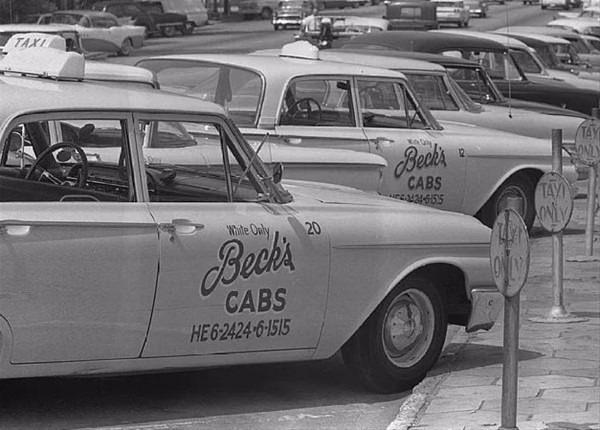 <p>Taksi ş&ouml;f&ouml;rleri &ccedil;oğunlukla, beyazlara hizmet vermeyi tercih ediyordu.</p>

<p>&nbsp;</p>
