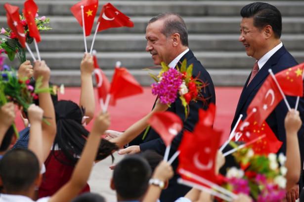 <p><span style="color:#FFD700"><strong>TÜRK BAYRAKLI </strong></span></p>

<p>Tören kıtasını denetleyen Cumhurbaşkanı Erdoğan daha sonra ellerinde Türk ve Çin bayrakları bulunan çocukları da selamladı.</p>

<p>Karşılama protokolündeki çocukların sevgi gösterileri Erdoğan'ı şaşırttı ve gülümsetti.</p>

<p> </p>
