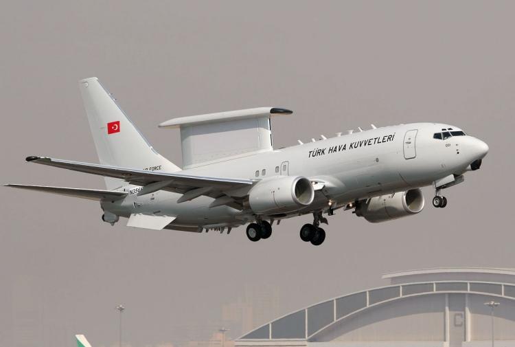 <p><span style="color:#D3D3D3">Menzili 135 km olan atıldıktan sonra havadayken Havadan İhbar Kontrol (HİK) uçakları tarafından da yönlendirilebilen füze hedefi ıskalamayacak.</span></p>
