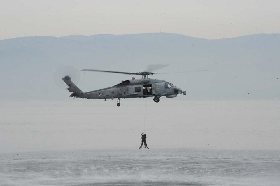 <p>Deniz kuvvetlerine bağlı savaş gemilerini havadan desteklemek ve görünmeyen denizaltı hedeflerini belirlemek için gelişen teknoloji, helikopter ve uçakların iki mavi arasında daha etkin görev yapmasını sağlıyor.</p>