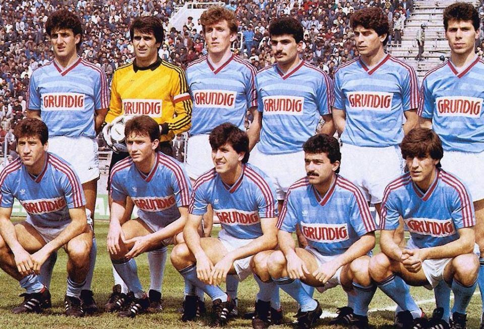 <p><strong>Trabzonspor (1986-1987)</strong></p>
<p>1986-1987 sezonunda, teknik direktör Ahmet Suat Özyazıcı yönetiminde Türkiye 1.Ligi’ni 4.basamakta bitiren Trabzonspor. Bordo-mavili ekip, Balkan Kupası’nda Bulgaristan’ın Slavia Sofia takımına iki maçta da 3-0 mağlup oldu.</p>
<p>Soldan sağa</p>
<p>Ayaktakiler: Şenol Ustaömer, Şenol Güneş, Hasan Vezir, İbrahim Yazıcı, Bahaddin Güneş Hamdi Zıvalıoğlu.</p>
<p>Oturanlar: Lemi Çelik, Hami Mandıralı, İskender Günen, Serdar Bali, Kemal Serdar.</p>