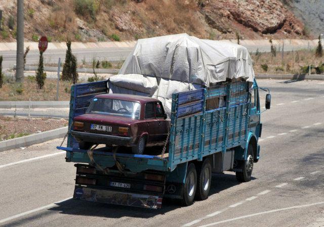 <p>Türk insanı trafikte de korkmuyor</p>
<p>Kamyon sürücüsü, kasasında yük ile birlikte taşıdığı otomobilin yarattığı tehlikeye aldırmadan yoluna devam etti.</p>
<p> </p>
<ul>
</ul>
<ul>
</ul>