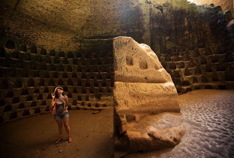 <p>İsrail'deki Columbarium mağarasını ziyaret eden bir turist.</p>
<p> </p>