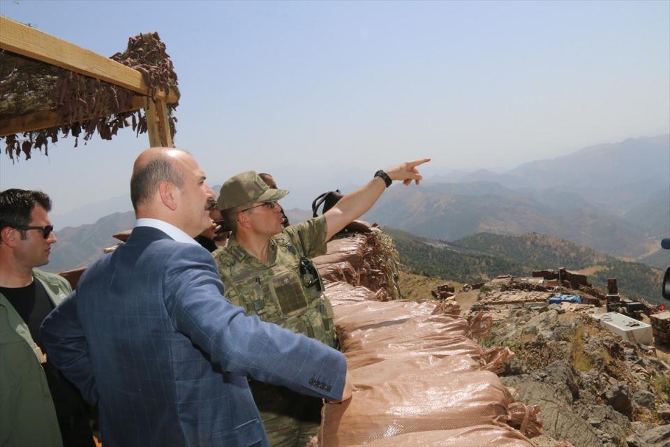 <p>Burası Çukurca yolu. Dağlıca-Çukurca yolunun toplam 26-27 kilometresinin bitmesi demek buralarda hem bizim intikalimizin hem lojistiğimizin sağlanması, hem de terör örgütünün buralarla olan bağının tamamen kesilmesi anlamına gelir ki bu yolla ilgili bu mesafenin alınmasını da son derece sevindirici buluyoruz."</p>