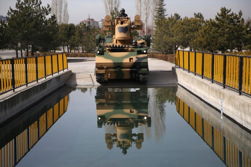 <p>Osman Kavuncu Bulvarı'nda 387 bin metrekarelik alanda 1954 yılından bu yana tank ve diğer paletli araçların modernizasyonu yapılan 2. Ana Bakım Merkezi Komutanlığında bazı tankların üretimi, bazılarının da yenileme çalışmaları yürütülüyor.</p>

<p> </p>
