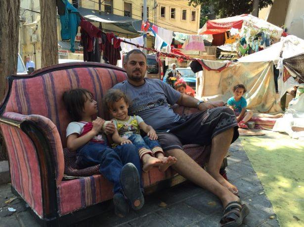 <p>Avrupa hayaliyle çıktıkları yolculuğun en riskli aşaması olan deniz geçişi için İzmir'e gelen çok sayıda Suriyeli aile, parklarda yaşam mücadelesi veriyor. </p>
