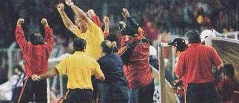 <p>Bilbao'ya atılan gol sonrası ayağa fırlayan Galatasaray yedek kulübesi (1998)</p>