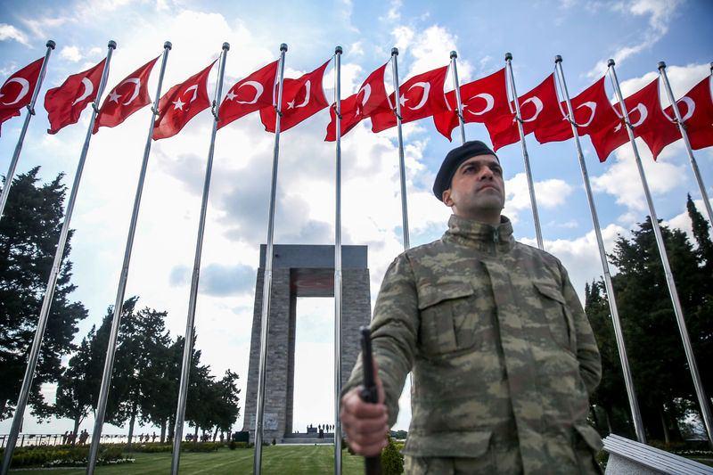 <p>Öte yandan, şehitlik ve anıtları ziyarete gelen vatandaşlar, provaları ilgiyle izledi ve askerlerin fotoğraflarını çekti.</p>
<p> </p>