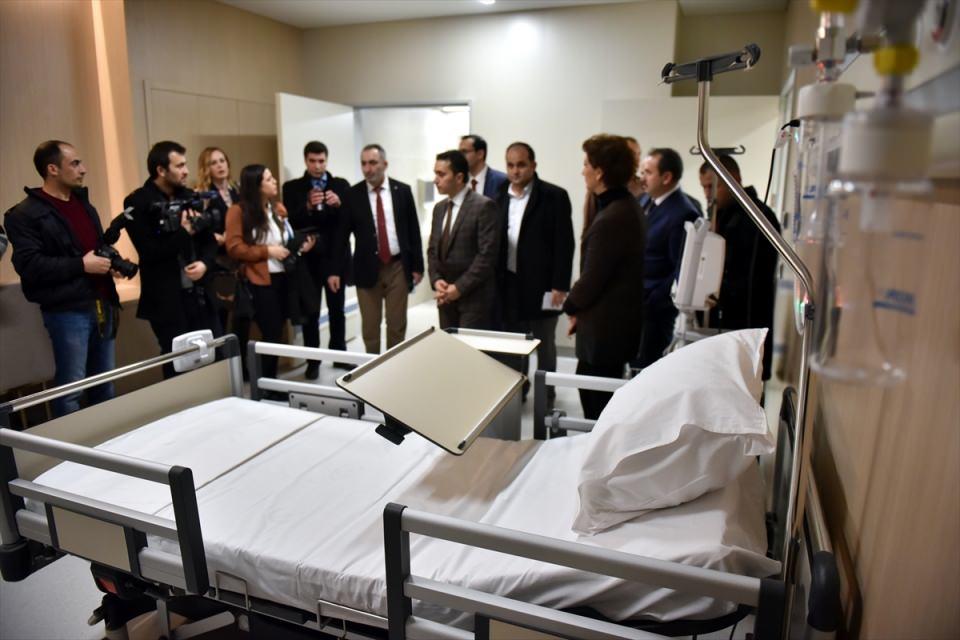 <p><strong>"29 HASTANE DAHA AÇILACAK"</strong><br />
<br />
Entegre hastanelerin vatandaşın hizmetine açılmaya devam edeceğini söyleyen Bakan Akdağ "Kamu-özel ortaklığıyla yaptıracaklarımızın sayısı şu an 29. Önümüzdeki yıllarda artabilir.</p>