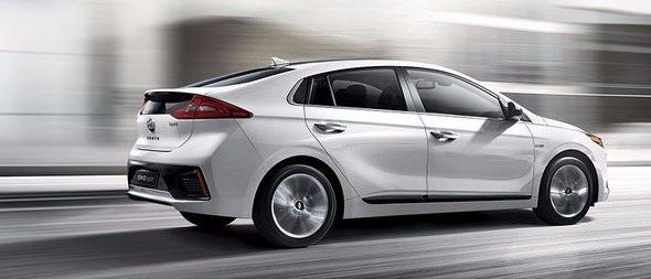 <p><strong>Hyundai </strong><br />
<br />
Euro NCAP tarafından test edilen tüm bu teknolojilerin yanı sıra IONIQ, Kör Nokta Algılama ve Arka Çapraz Trafik Uyarısı gibi sistemler de sunuyor. Bu sistemler, hareket halindeyken fark edilmeyen ve çarpışmaya neden olabilecek çevredeki diğer araç, yolcu veya nesneleri sürücüye uyarıyor.</p>
