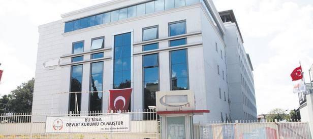 <p>KIRK KAPILI MARANGOZHANE<br />
<br />
Binanın garaj katına devasa büyüklükte bir marangozhane kurulmuş. Alçıpanla örülen duvarlar kırıldığında gizli asansörlere ulaşılıyor. Alanda onlarca kapı var. Bu kapılardan direkt Gülen'in gizli odasına ulaşılıyor...</p>
