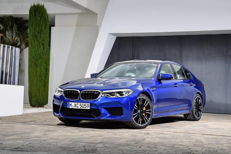 <p>Ayrıca aerodinamik dış dikiz aynaları, oyuklu alüminyum motor kaputu, karbonfiber takviyeli plastik tavanın yanında, arka kısımda yer verilen dört çıkışlı egzoz ve entegre difüzör sunan arka tampon da diğer dikkat çekici unsurlar arasında.</p>