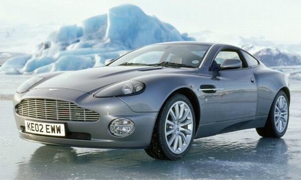 <p><strong>20- Başka Gün Öl (2002)</strong><br />
Seride son kez 007 olan Pierce Brosnan'ın Bond kızı Halle Berry, arabası ise Aston Martin V12 Vanquish...</p>