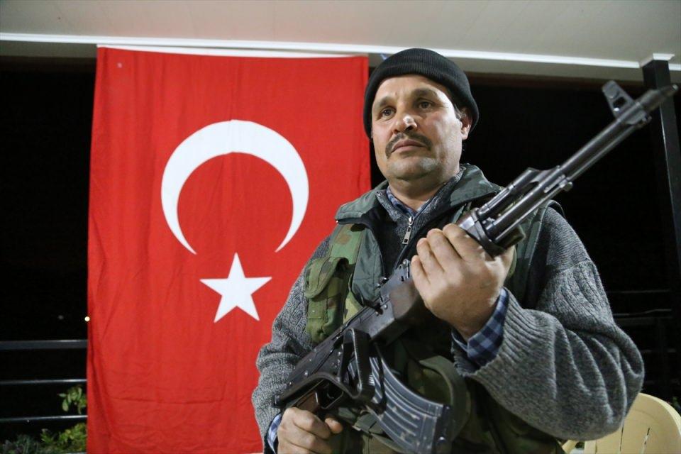 <p>Yusuf Bebek de amca çocukları olarak önce Allah rızası için sonra da vatan için gönüllü korucu olduklarını ve vatan için gerekirse ölmeye dahi hazır olduklarını söyledi.</p>
