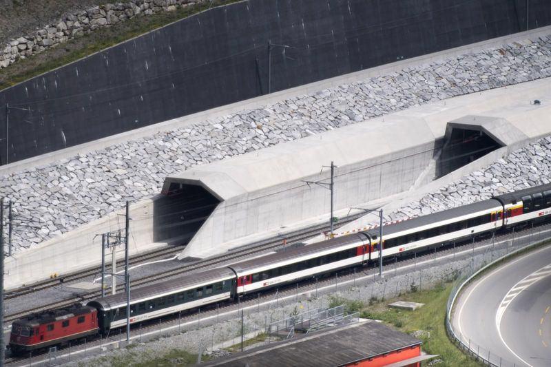 <p>Tünel sayesinde her gün 300 tren Alp dağlarının altından saatte 250 kilometre hızla seyahat edebilecek. Zürih–Milano arası ise 2 saat 40 dakikaya düşecek.</p>
