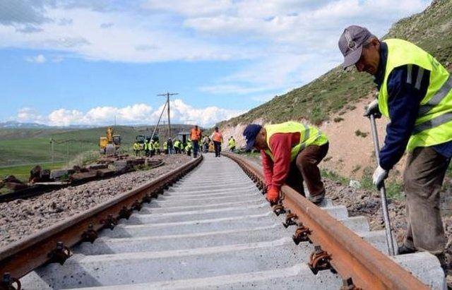 <p><strong>"ÇİN-AVRUPA ARASINDAKİ ULAŞIM SÜRESİ 3,5 KAT AZALACAK"</strong><br />
Çin'den Avrupa Birliği (AB) ülkelerine, dünya pazarlarına giden bir ürünün deniz yoluyla 45 ile 60 gün arasında varabildiğini söyleyen Bakan Ahmet Arslan, yine Rusya, kuzey koridor üzerinden giden bir ürünün de bir aydan fazla sürede adresine ulaşabildiğine dikkati çekti.</p>
