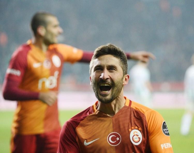 <p><strong>YENİ SÖZLEŞME ZOR GİBİ</strong></p>
<p>Sözleşmesi sona erecek olan Sabri'nin durumu ise belirsiz. Taraftarın da yeni sözleşme için çok sıcak bakmadığı Sabri için son kararı Igor Tudor verecek. Sağ bek transferinin yapılması halinde Sabri'ye yeni sözleşme teklif edilmesi beklenmiyor.</p>