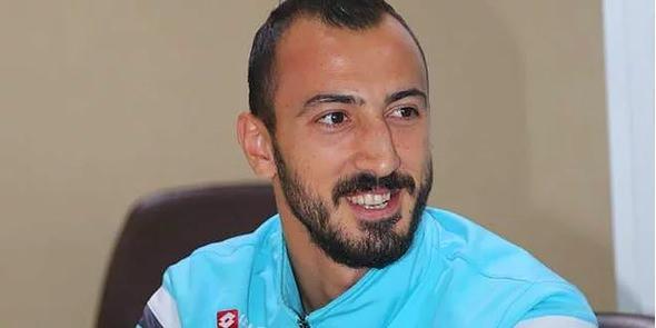 <p>Ahmet İlhan Özek<br />
<br />
Çaykur Rizespor oyuncusu da burun estetiği yaptıran futbolcular arasında.</p>