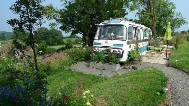 <p>Yıllar yılı yollarda oradan oraya yolcu taşıyan eski bir otobüs artık sayfiye evi olarak hizmet veriyor. Hem içinde yaşayanları mutlu ediyor,hem de kendisi biraz "soluklanıp, yorgunluk atıyor."</p>

<p> </p>
