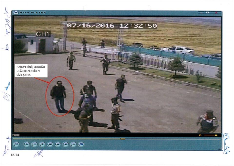 <p>Jandarma ekibi, 600 metre ileride Adil Öksüz'ü gördü. Patika yolda valizi ve el çantasıyla yürüyen Öksüz, silah çekilerek durduruldu. Öksüz, kendisini durduran jandarma ekibine tarla bakmaya geldiğini söyledi.</p>