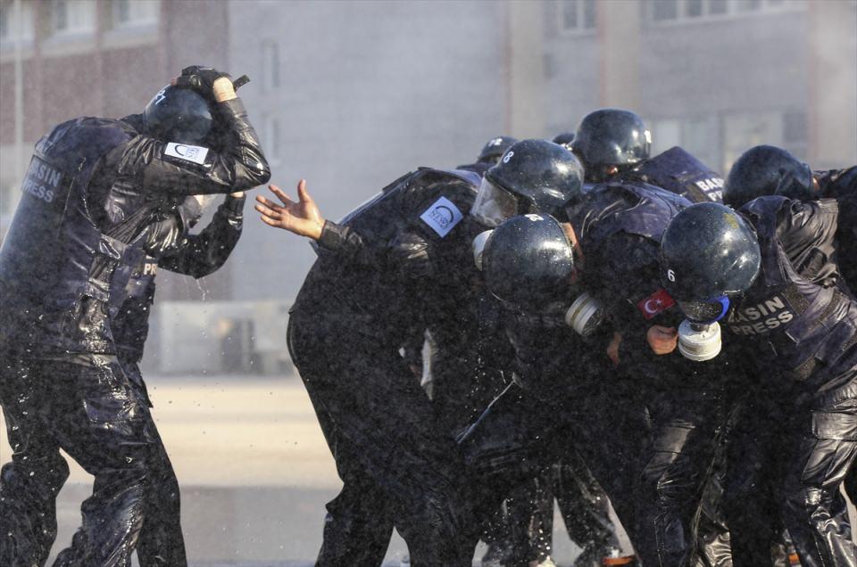 <p>Eğitim sırasında senaryo gereği can yelekleri ile suya bırakılan muhabirlerin, yüzme bilmeyen arkadaşları tarafından kıyıya getirilmesi ilgi çekti.</p>
<p> </p>