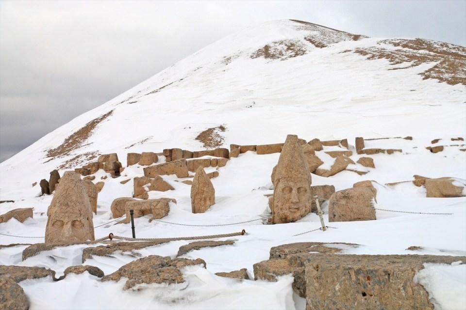 <p>Kar yağışıyla turizm sezonu kapanan Nemrut Dağı'nın doğu ve batı terasında yer alan heykeller karla örtülmeye başladı. Kar örtüsünün bazı yerlerde bir metreden fazla olması binlerce yıllık tanrı heykellerini adeta "kış uykusu"na yatırdı.</p>

<p> </p>
