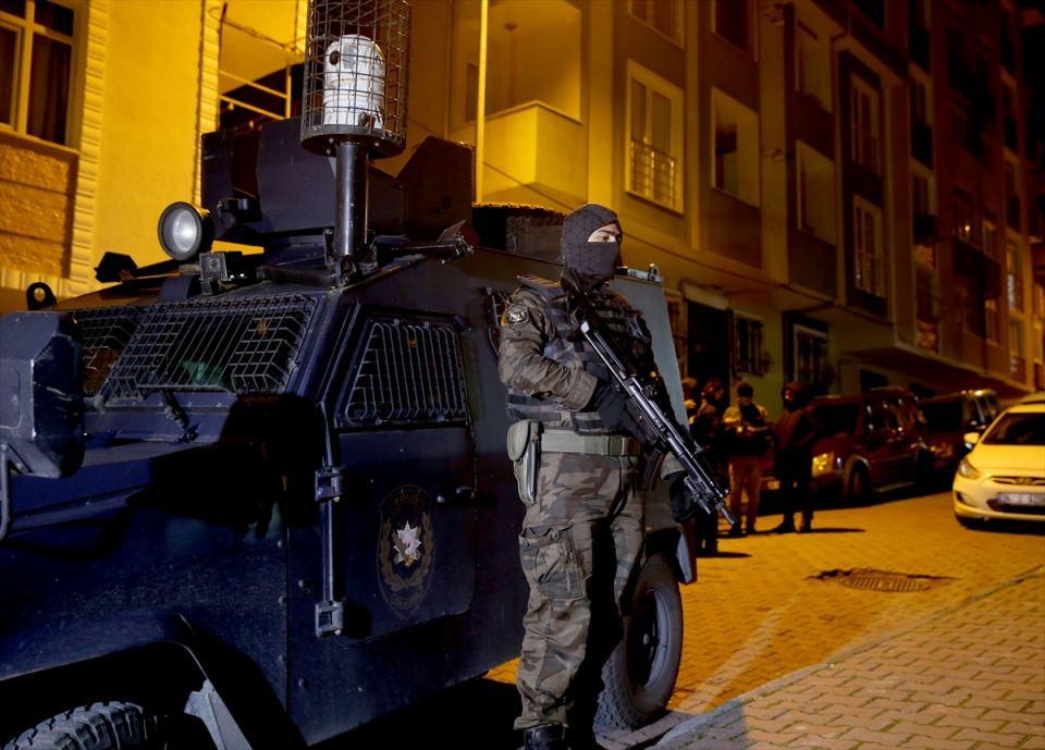 <p>Operasyon sırasında polis helikopteri de havadan koordinasyon sağladı. Gözaltına alınan şüphelilerin ev ve gösterdikleri yerlerde aramalar yapıldı.</p>
<p> </p>