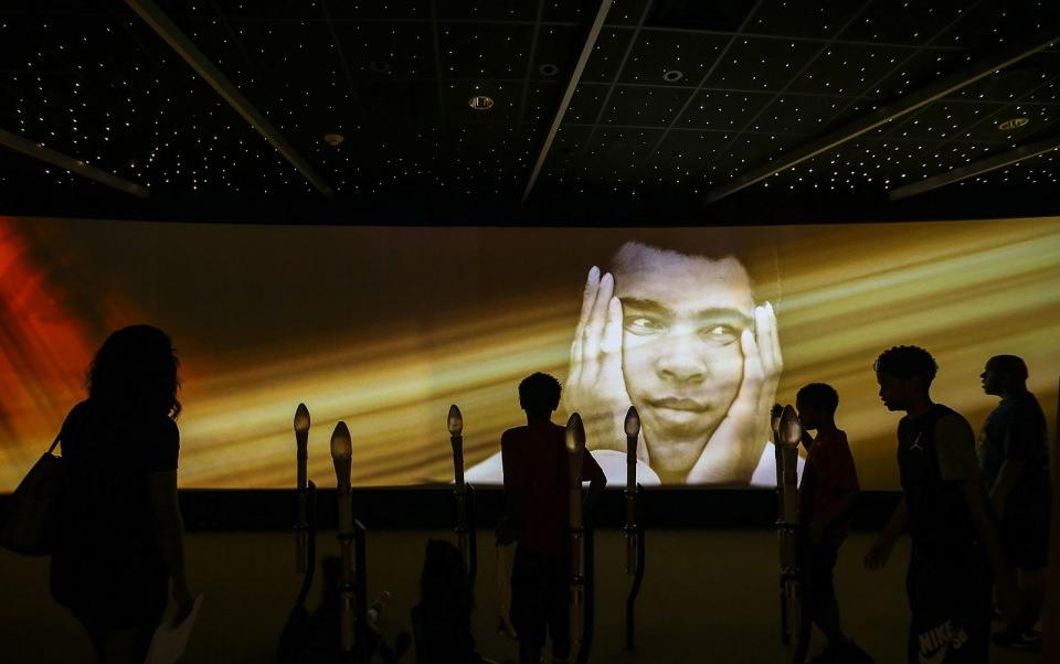 <p><strong>Muhammed Ali’nin vefatı</strong><br />
<br />
Vefat eden efsanevi boksör Muhammed Ali’yi uğurlamak için ABD'nin Kentucky Eyaleti'nin Louisville Şehri'nde hazırlıklar yapıldı. Kentte bulunan "Muhammad Ali Center" ziyaretçi akınına uğradı.<br />
<br />
<strong>Volkan Furuncu</strong></p>
<p> </p>