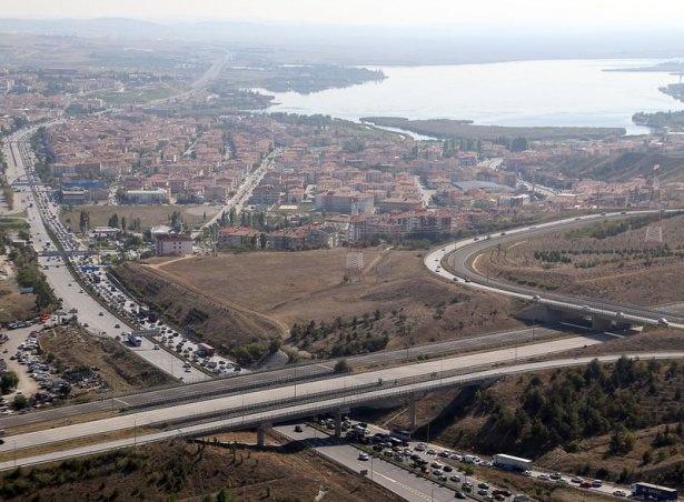 <p> Ekipler, gişeler, köprüler, TEM otoyolu, D-100 karayolu ve ana kavşakları havadan kontrol etti.</p>
